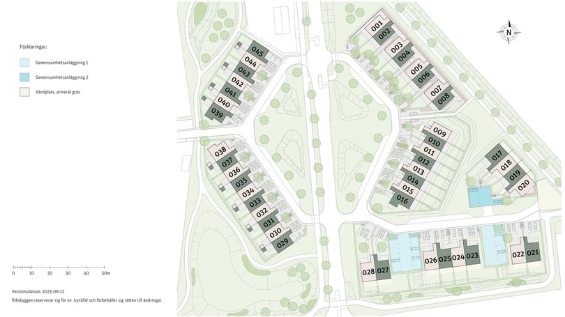 Illustration av en stadsplan med byggnader, gångvägar och grönområden, samt numrerade enheter och en förklaringsruta