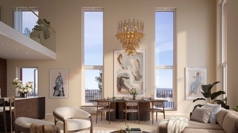 Elegant vardagsrum och matsal med högt i tak, stora fönster, modernt konstverk, ljuskrona i guld, designmöbler och utsikt över en balkong