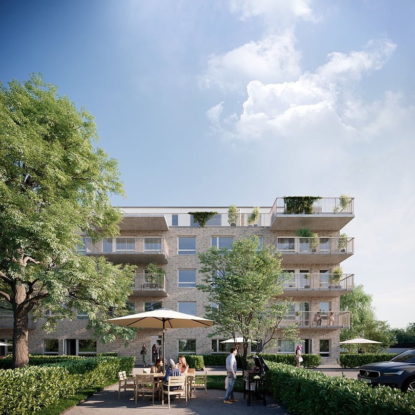 Flerfamiljshus i modern design, omgiven av grönska, med människor som sitter vid ett bord under ett parasoll på gården