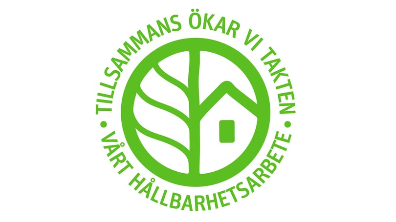 Grön logotyp med en cirkel innehållande ett stiliserat hus och löv, omgiven av texten "Tillsammans ökar vi takten vårt hållbarhetsarbete