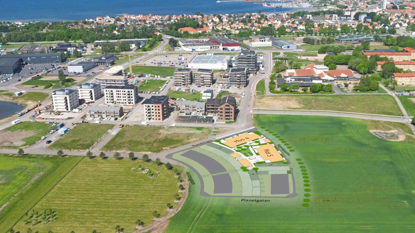 Flygvy över ett bostadsområde med nybyggda flerbostadshus, vägar och gröna fält. Planillustration för kommande bostadsområde vid Planetgatan