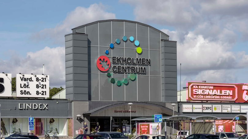 Exteriör av köpcentrumet Ekholmen Centrum med butiker och skyltar