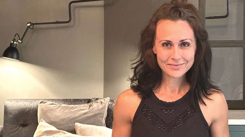 Porträtt av en kvinna i svart linne i en inomhusmiljö