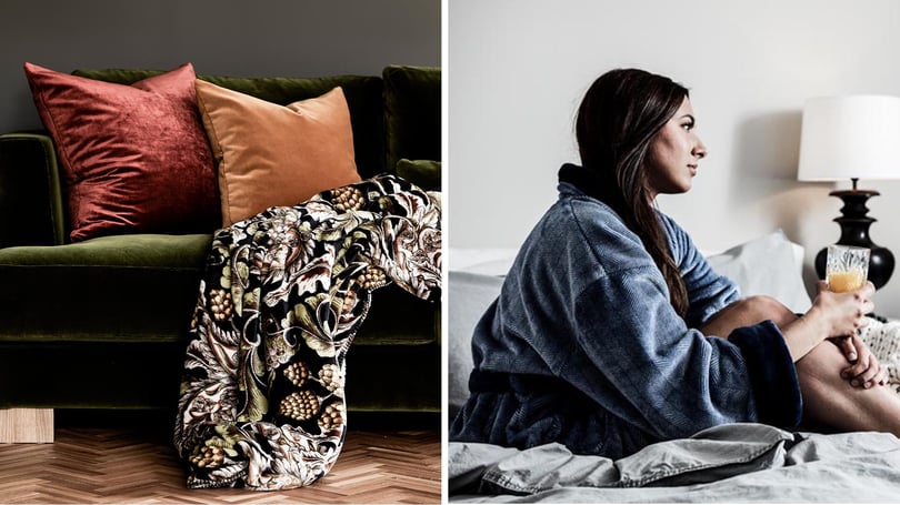Tvådelad bild med en grön sammetssoffa med kuddar och filt samt en person i morgonrock som sitter på en säng med ett glas i handen