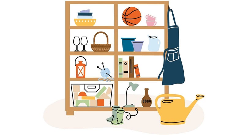 Illustration av en hylla med olika föremål för trädgård och hem, inklusive blomkruka, basketboll, vattenslang, stövlar, vattenkanna och förvaringslådor