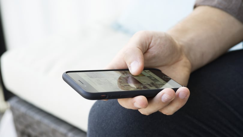 Närbild av en hand som håller en smartphone