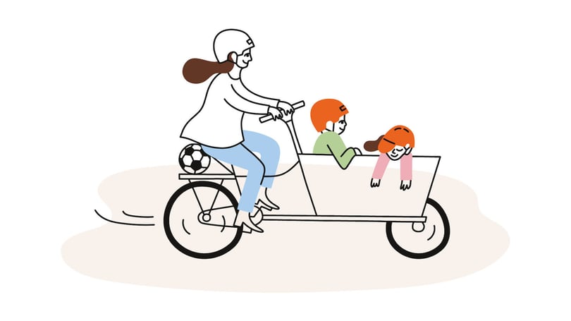 Illustration av en person som cyklar en lådcykel med två barn, alla med hjälmar