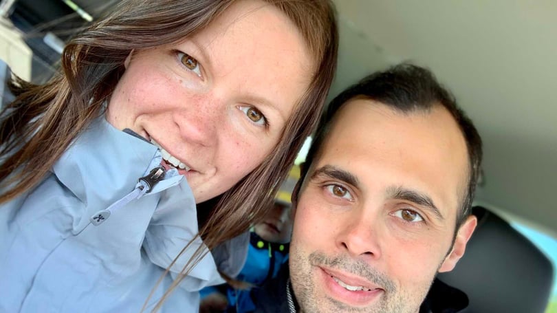 Två personer i bil, en kvinna i blå jacka och en man bredvid