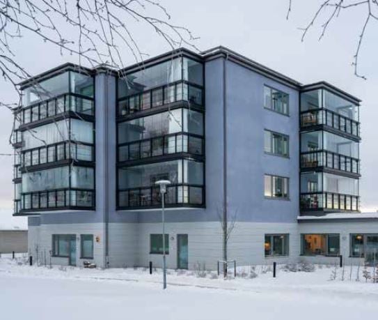 Lägenhet i ett flerbostadshus med balkonger i vintermiljö
