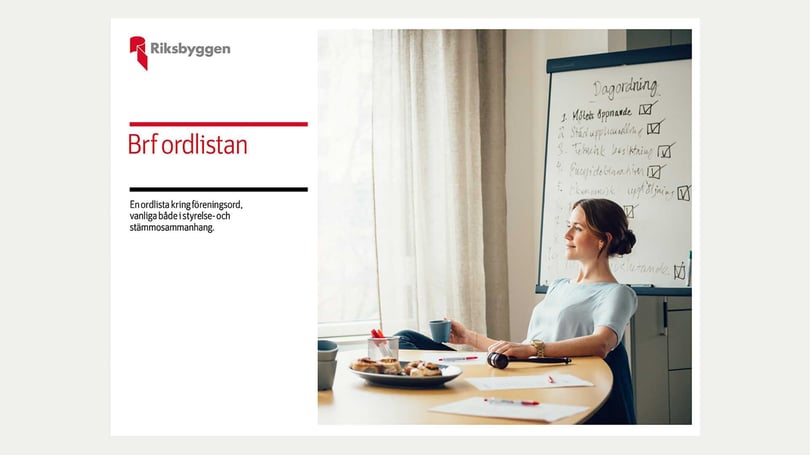 Kvinna som sitter vid ett konferensbord med en kaffekopp framför en whiteboard med dagordning