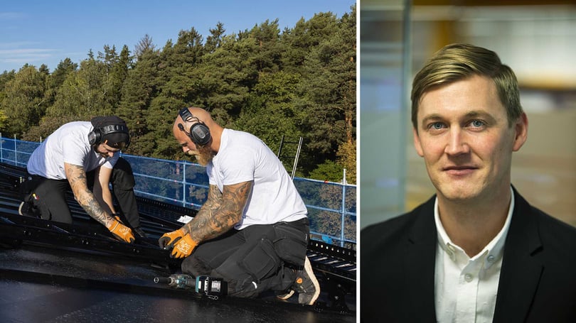 Två arbetare i vita T-shirts och hörselkåpor arbetar på ett tak, samt ett porträtt av en man i kostym och vit skjorta