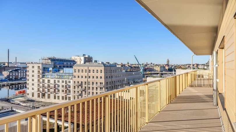 Balkong och utsikt över stadsmiljö