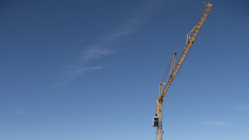 Byggkran mot blå himmel