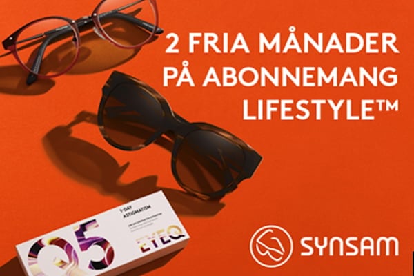 Två par solglasögon på orange bakgrund med texten "2 fria månader på abonnemang LIFESTYLE™" och Synsam-logotyp