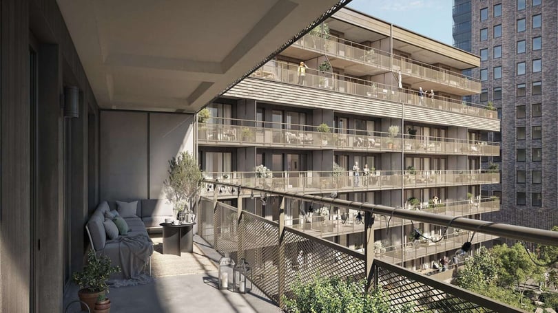 Balkong med soffa och växter, med utsikt mot ett modernt flerfamiljshus