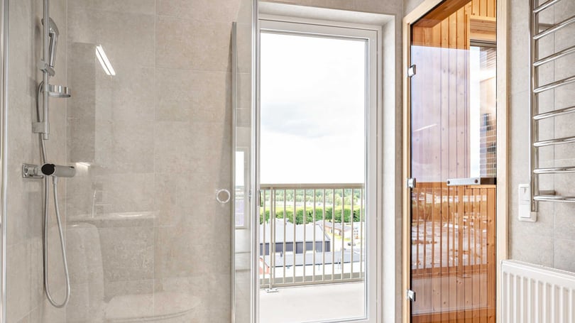 Duschhörna, handdukstork och balkongutgång