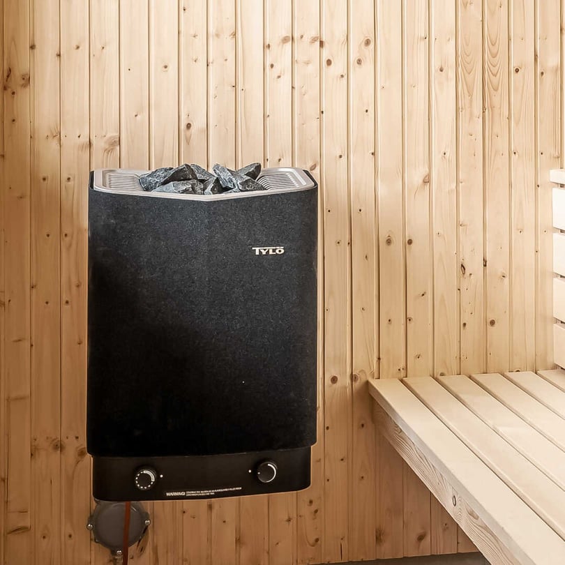 Bastu med träpaneler och bastuaggregat