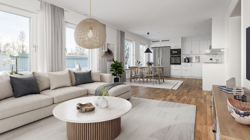 Inflyttningsklart vardagsrum och kök i ljusa neutrala färger med stora fönster, soffa och matplats