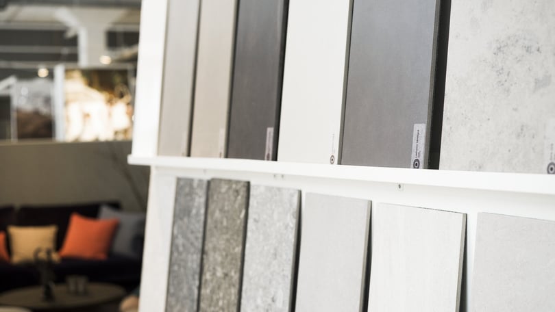 Prov på olika tillval i en utställning, med en soffa i bakgrunden