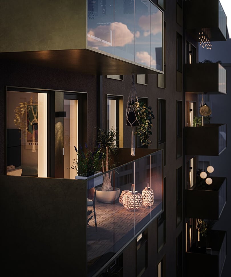 Lägenhet med balkong och upplyst fasad i ett modernt flerbostadshus