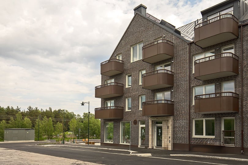 Inflyttningsklar lägenhet i flerbostadshus med balkonger och tegelfasad