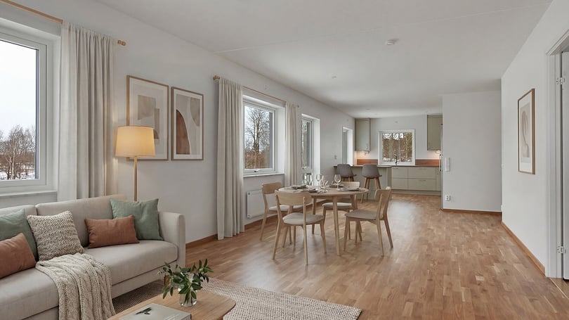 Inflyttningsklar lägenhet med öppen planlösning, vardagsrum och kök. Ljusa rum med stora fönster, matplats och soffa