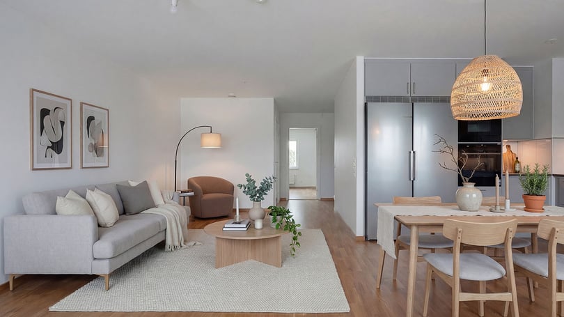 Inflyttningsklar lägenhet med öppen planlösning, ljus vardagsrumsdel och kök med matplats