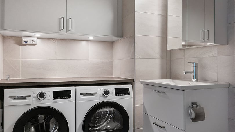 Inflyttningsklar tvättstuga med tvättmaskin, torktumlare och handfat