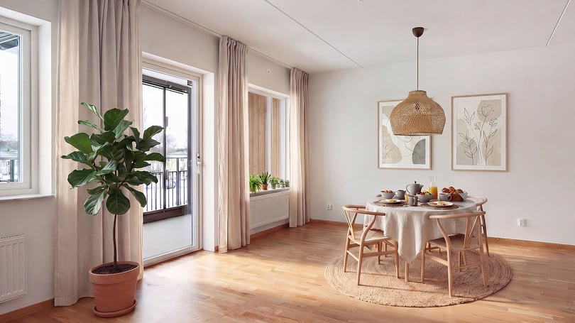Inflyttningsklar lägenhet med ljust vardagsrum, matplats, stora fönster och balkongdörr