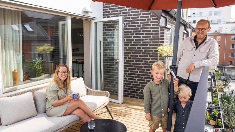 Familj på balkong