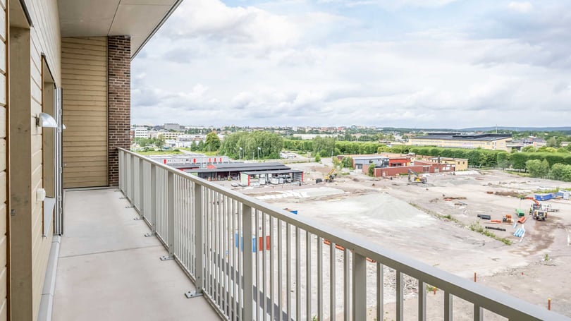 Balkong och utsikt över ett byggområde under uppförande