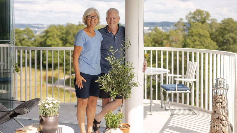 Par på balkong