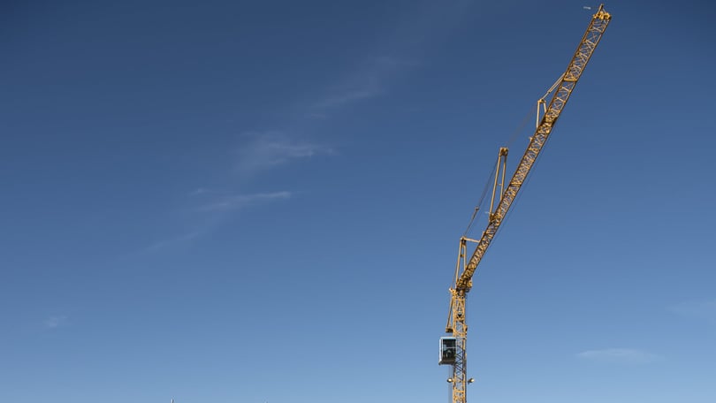 Byggkran mot blå himmel