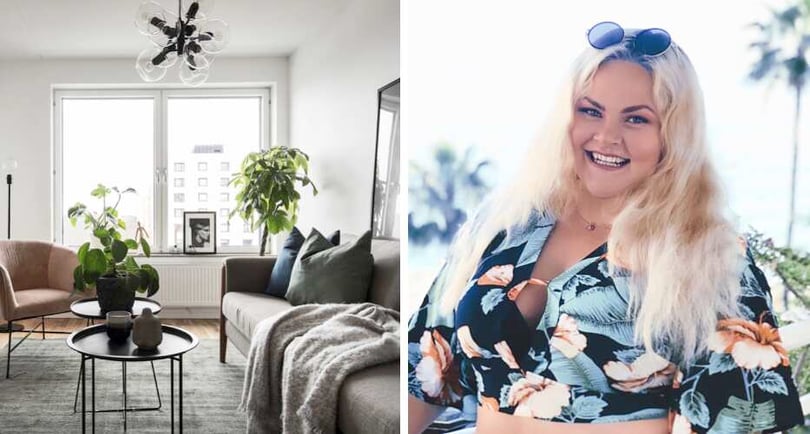 Vardagsrum med soffgrupp, växter och stora fönster. Porträtt av en blond kvinna i blommig topp