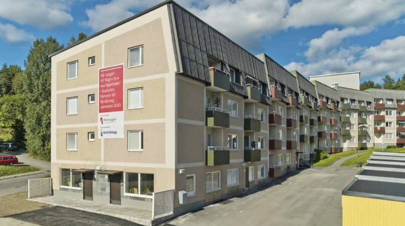 Flerbostadshus med balkonger och innergård