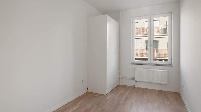 Inflyttningsklar lägenhet med ljusrum, vit garderob och fönster mot innergård