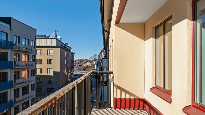 Inflyttningsklar lägenhet med balkong och utsikt över bostadshus