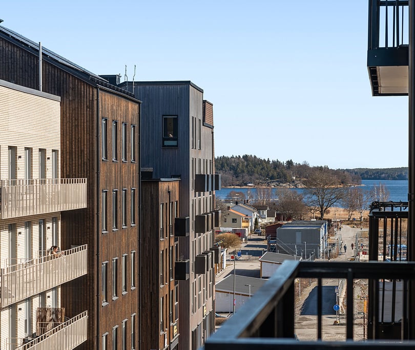 inflyttningsklar lägenhet med balkong och havsutsikt