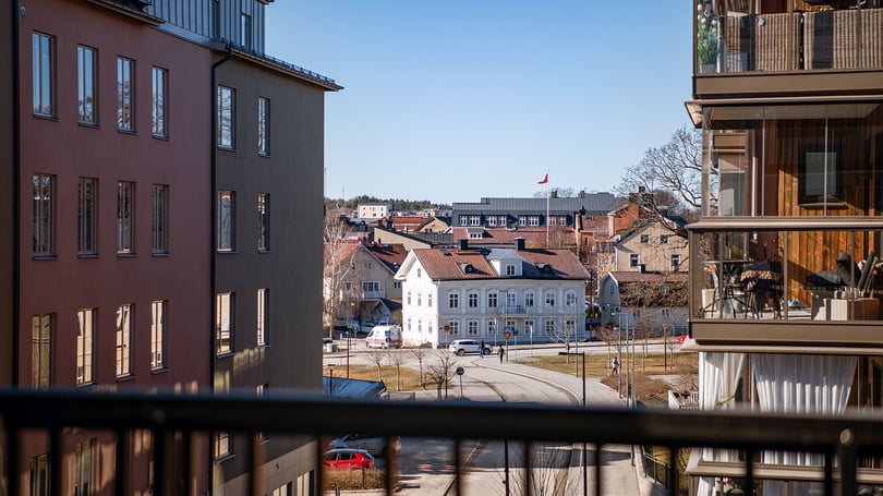 Urbant bostadskvarter med moderna flerbostadshus, gatumiljö och utsikt över stadshus och taklandskap