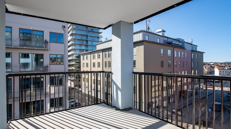 Balkong med utsikt över flerbostadshus i ett bostadsområde