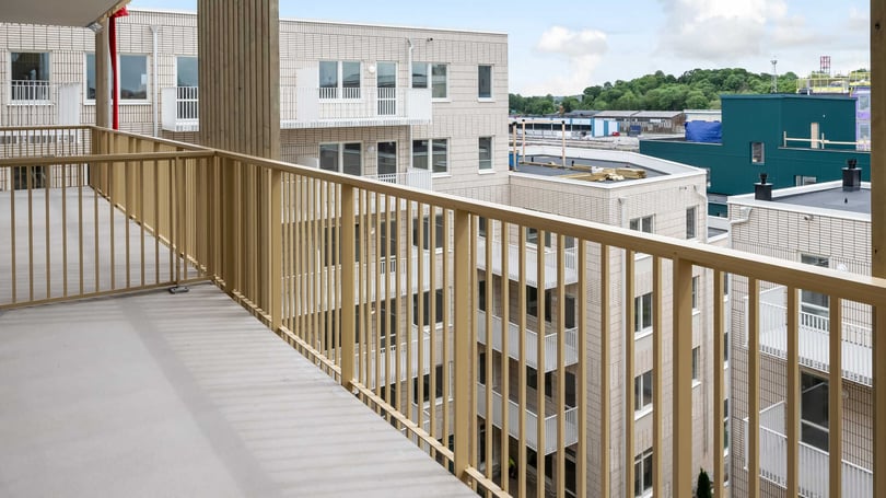 Inflyttningsklar lägenhet med balkong och utsikt över moderna flerbostadshus