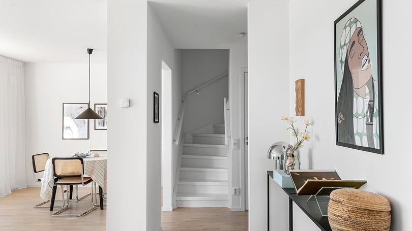 Inflyttningsklar lägenhet med ljus hall, trappa och matplats