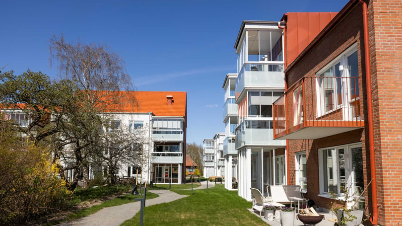 Inflyttningsklar lägenhet i bostadsområde med moderna flerbostadshus och grön innergård