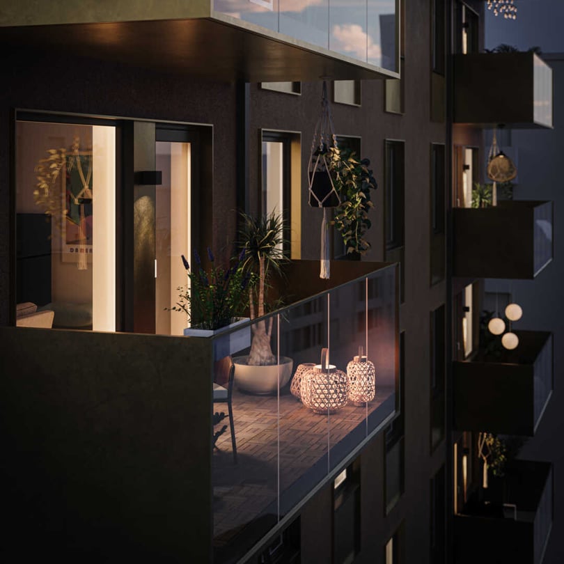 Inflyttningsklar lägenhet med balkong och växter i en modern bostadsbyggnad