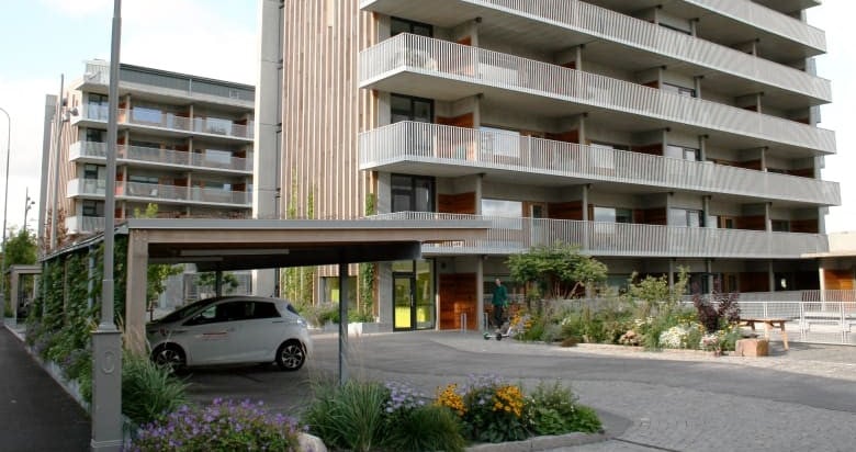 Bilparkering under tak vid brf vivas bostadshus