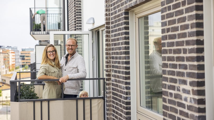 Par på balkong vid en lägenhet i stadsmiljö