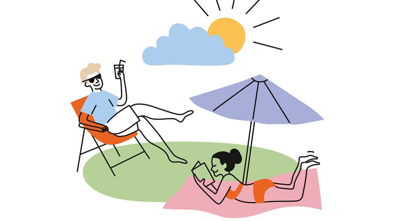 Illustration av två personer som kopplar av utomhus i solen med paraply, moln och gräsmatta