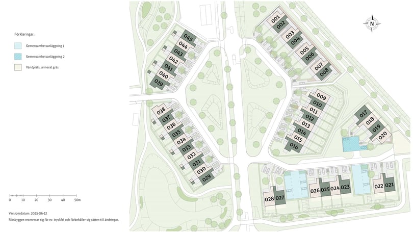 Illustration av en stadsplan med byggnader, gångvägar och grönområden, samt numrerade enheter och en förklaringsruta