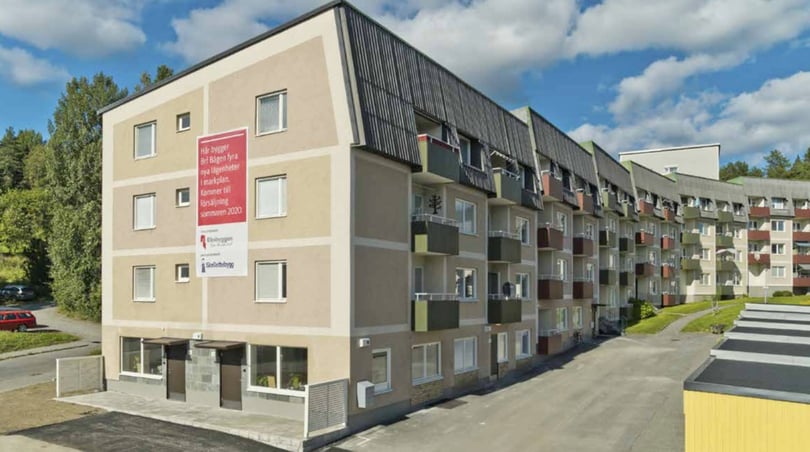 Flerbostadshus med balkonger och innergård