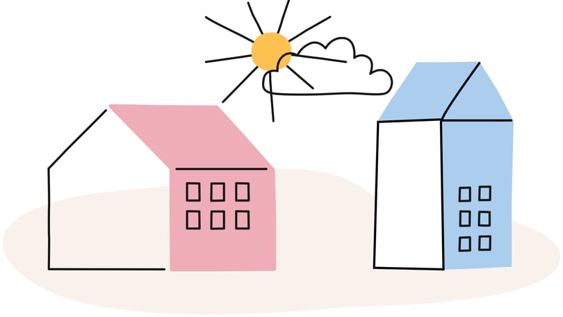 Illustration av två stiliserade hus i rosa och blått under en sol och moln